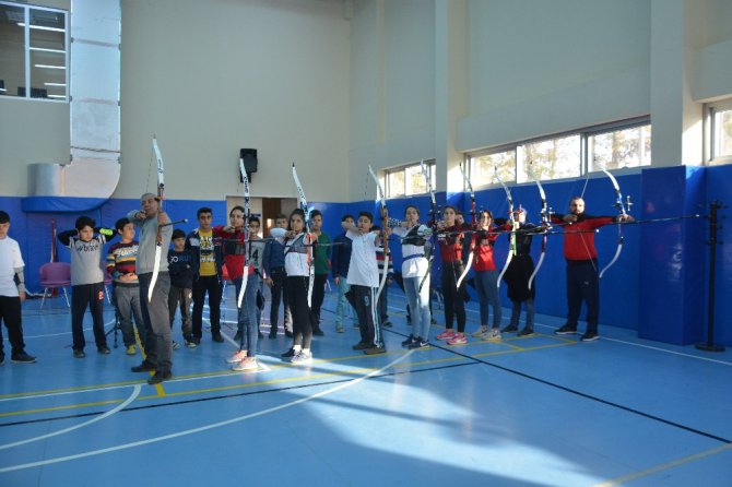 Ereğli ilçesinde okçuluk öğrenen sporcular destek bekliyor
