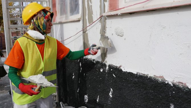 Ellerinin hamuruyla harç karıp, sıva ve boya yapıyorlar