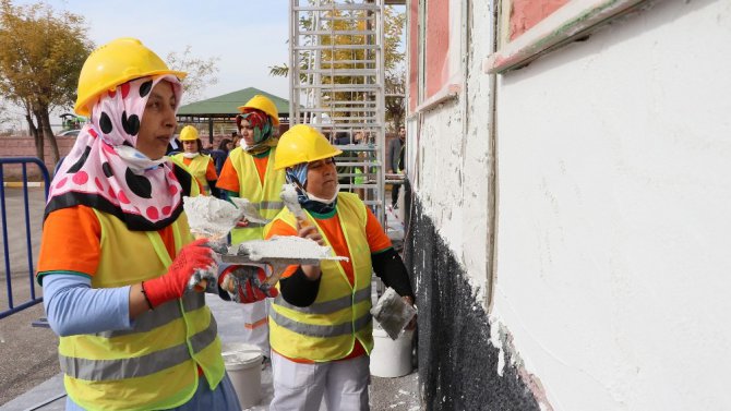 Ellerinin hamuruyla harç karıp, sıva ve boya yapıyorlar