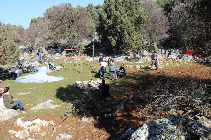 Beyşehir’de üniversite öğrencileri adada kamp yaptı