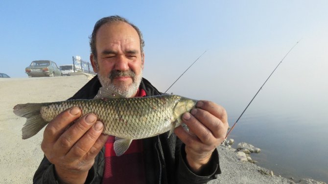 Beyşehir’de olta avcıları, avlanamamaktan yakınıyor
