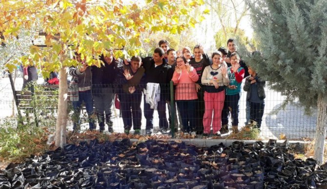 Aksaray’da özel çocuklar ağaç dikti