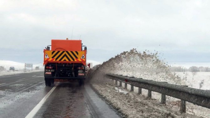 Konya’da kar yağışı karayollarında etkili oluyor