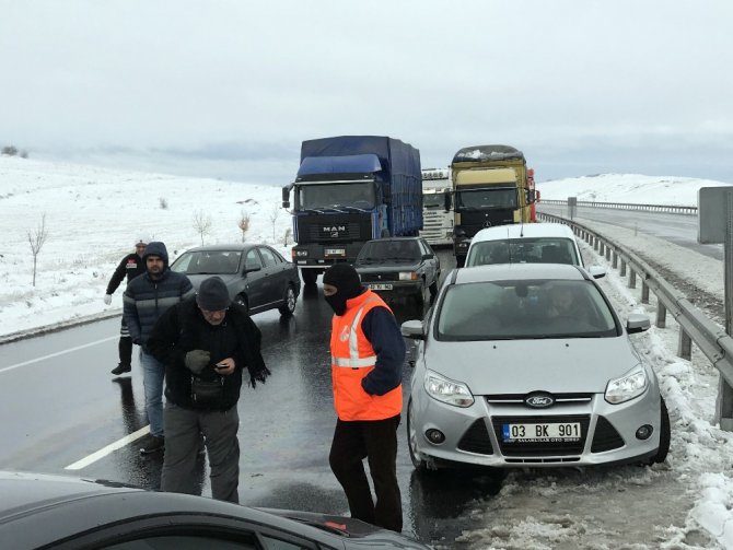 Konya’da kar yağışı karayollarında etkili oluyor