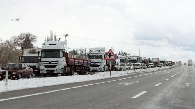 Konya’da kar yağışı karayollarında etkili oluyor