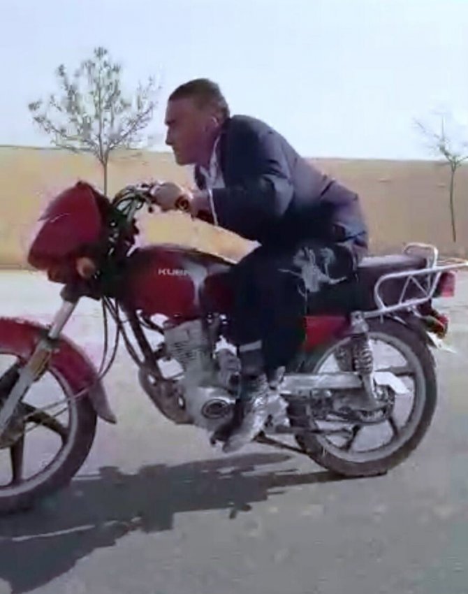 Motosiklet üzerinde yapmadığı kalmadı