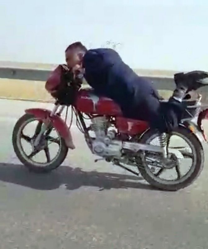 Motosiklet üzerinde yapmadığı kalmadı
