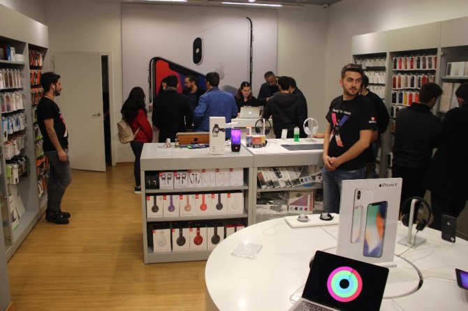 Konya’da gece yarısı İpone X yoğunluğu