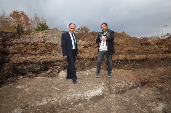Araştırma kazısında tarihi sur kalıntıları ortaya çıktı
