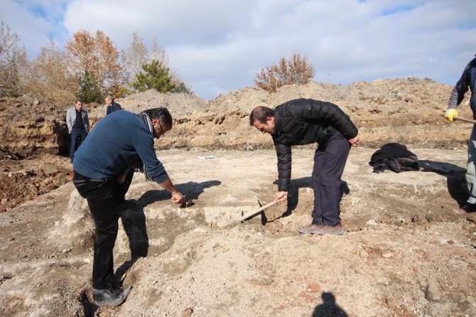 Araştırma kazısında tarihi sur kalıntıları ortaya çıktı