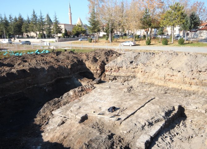 Araştırma kazısında tarihi sur kalıntıları ortaya çıktı