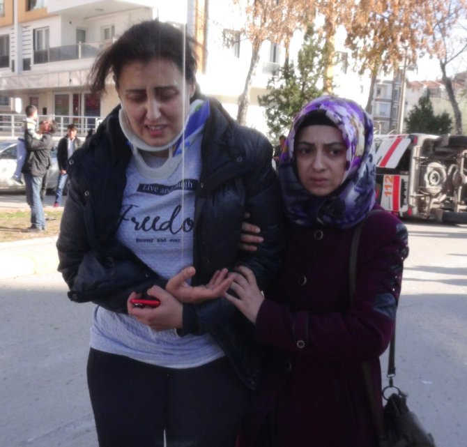 Ambulans otomobille çarpıştı: 5 yaralı
