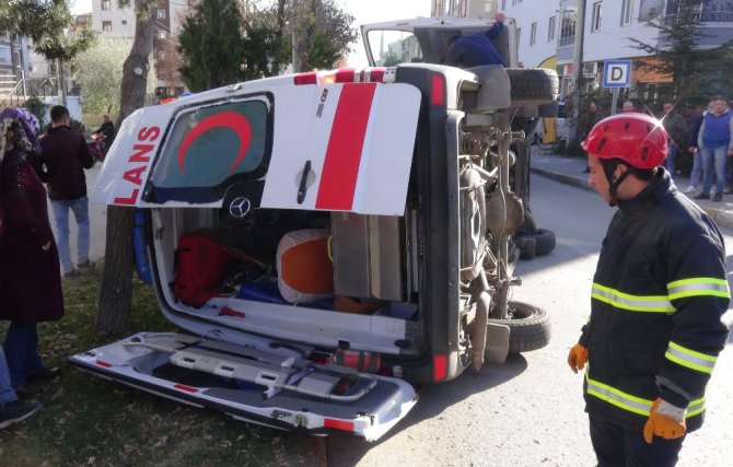 Ambulans otomobille çarpıştı: 5 yaralı