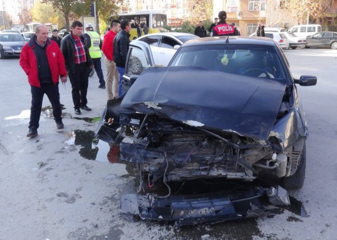 Ambulans otomobille çarpıştı: 5 yaralı