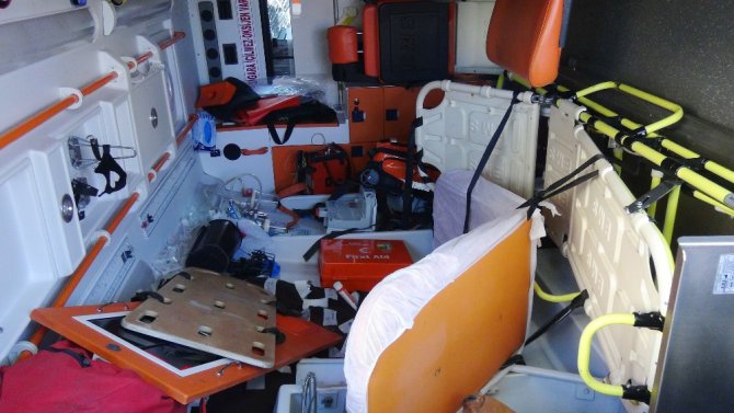 Ambulans otomobille çarpıştı: 5 yaralı
