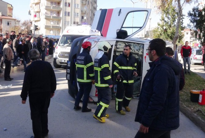 Ambulans otomobille çarpıştı: 5 yaralı
