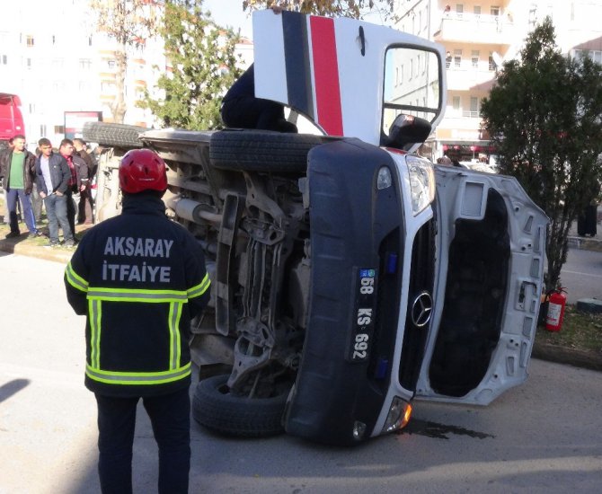 Ambulans otomobille çarpıştı: 5 yaralı