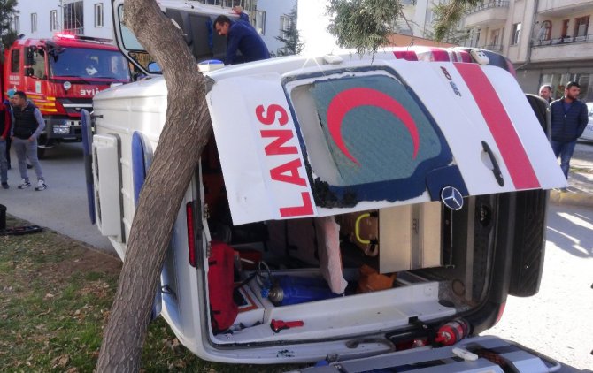 Ambulans otomobille çarpıştı: 5 yaralı