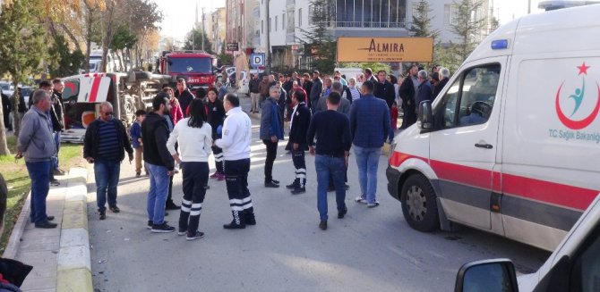 Ambulans otomobille çarpıştı: 5 yaralı
