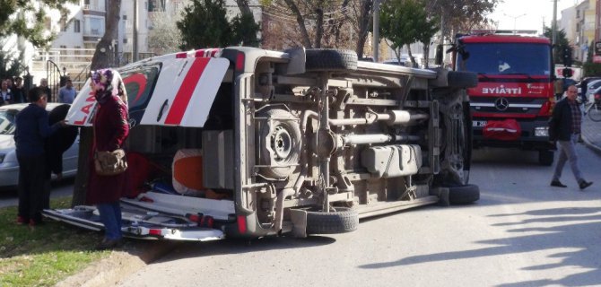 Ambulans otomobille çarpıştı: 5 yaralı