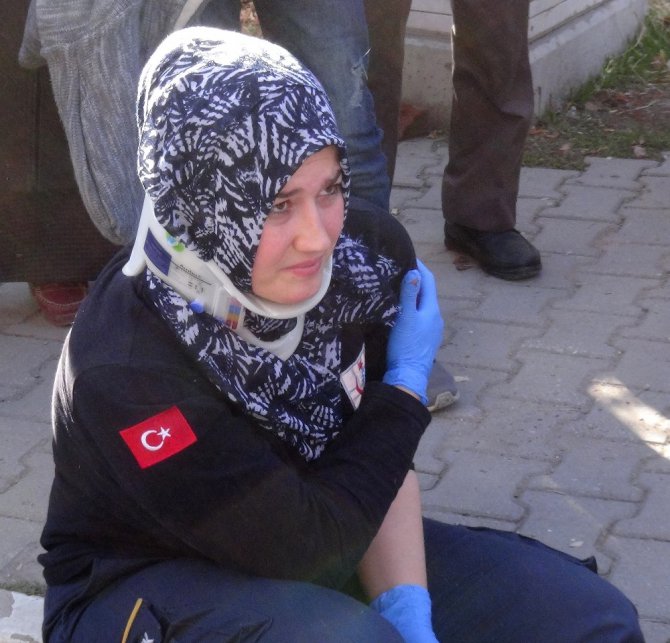 Ambulans otomobille çarpıştı: 5 yaralı