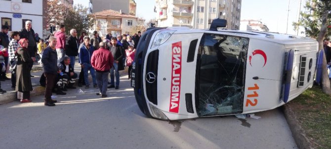 Ambulans otomobille çarpıştı: 5 yaralı
