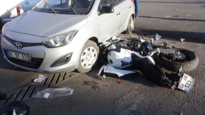 Otomobille çarpışan motosikletin sürücüsü ağır yaralandı