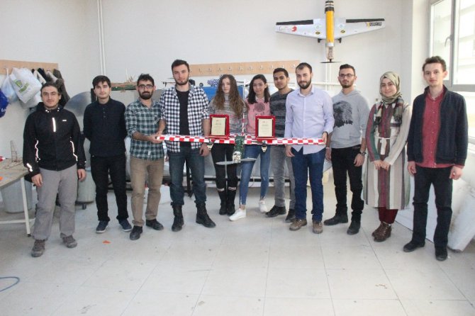 Üniversite öğrencileri 40 günde dikine iniş-kalkış yapabilen İHA yaptı