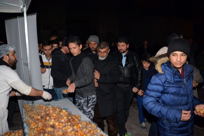 Aksaray Belediyesi Mevlit Kandilinde lokma tatlısı ikram etti