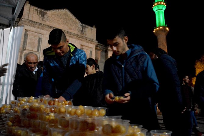 Aksaray Belediyesi Mevlit Kandilinde lokma tatlısı ikram etti