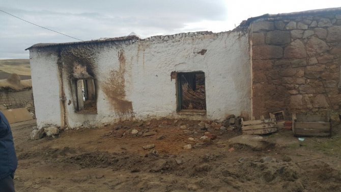Aksaray’da evi yanan vatandaşa AFAD konteyner verdi