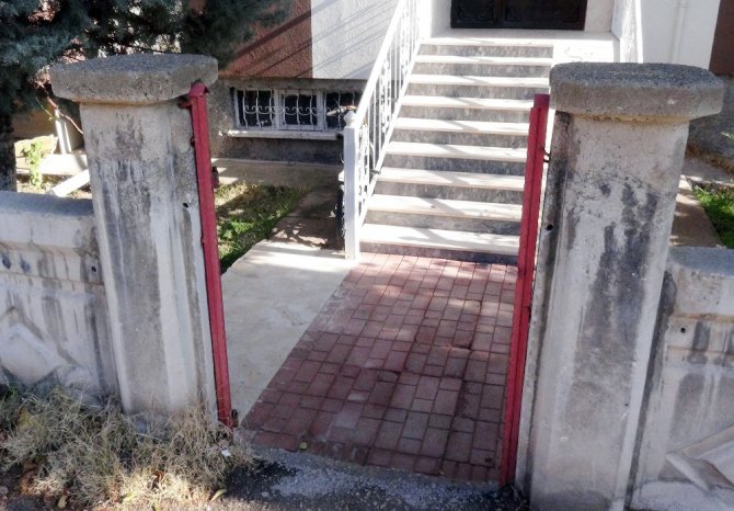 Kapı hırsızları mahallede kapı bırakmadı