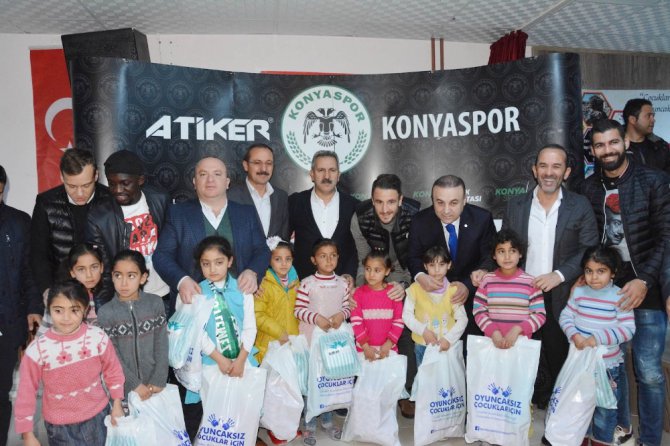 Atiker Konyaspor 300 çocuğu sevindirdi