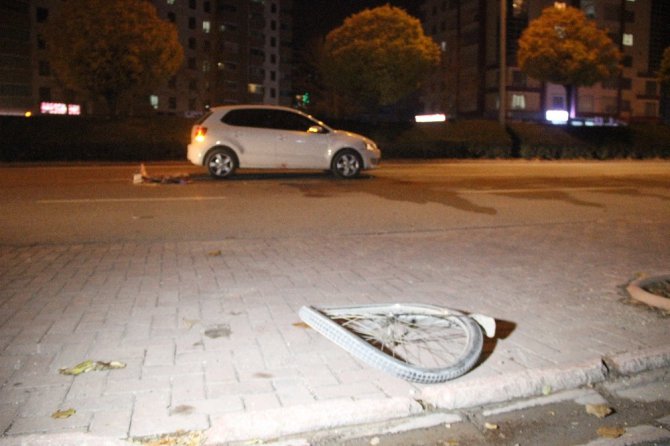 Otomobilin çarptığı bisikletli hayatını kaybetti