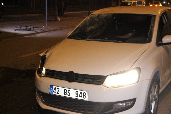 Otomobilin çarptığı bisikletli hayatını kaybetti