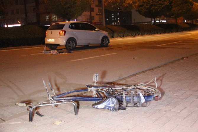 Otomobilin çarptığı bisikletli hayatını kaybetti