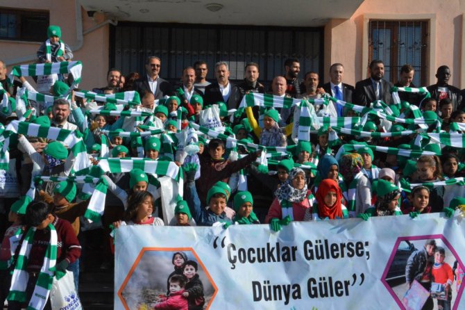 Atiker Konyaspor 300 çocuğu sevindirdi