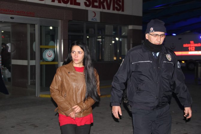 Kamyonete aldıkları kadını gasp ettiler