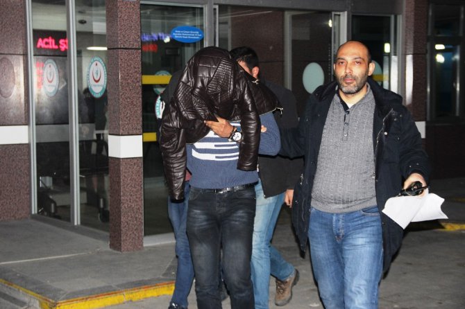 Kamyonete aldıkları kadını gasp ettiler