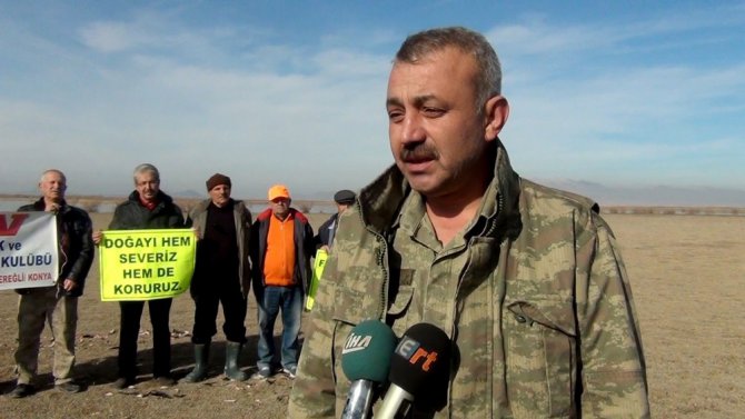 ’Flamingoları öldürdüler’ iddialarına avcılardan pankartlı tepki