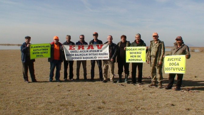 ’Flamingoları öldürdüler’ iddialarına avcılardan pankartlı tepki