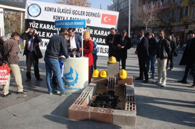 Temsili mezara kömür döküp madendeki iş kazalarına dikkat çektiler