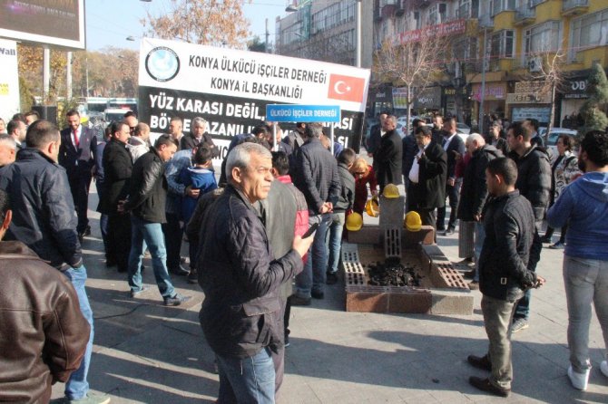 Temsili mezara kömür döküp madendeki iş kazalarına dikkat çektiler