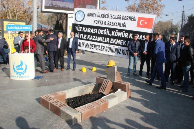 Temsili mezara kömür döküp madendeki iş kazalarına dikkat çektiler