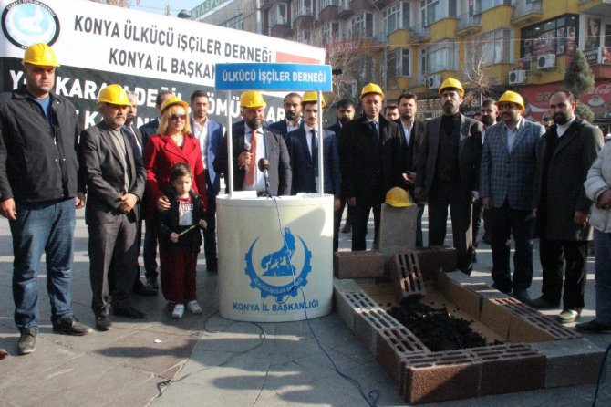 Temsili mezara kömür döküp madendeki iş kazalarına dikkat çektiler