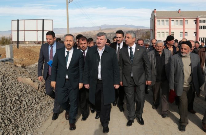 Başkan Akyürek, Ahırlı ve Yalıhüyük’te çok sayıda yatırımı inceledi