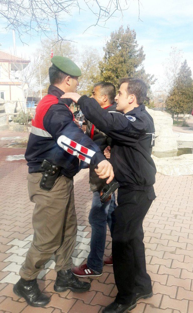 (Düzeltme) Teyzesinin eski kocasını öldürüp, boynuna dayadığı silahla intihar etmek istedi