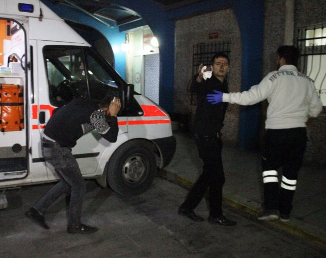 Otomobilden açılan ateşle 2 kişi yaralandı