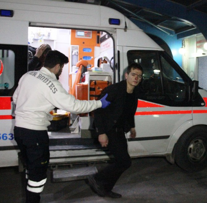 Otomobilden açılan ateşle 2 kişi yaralandı