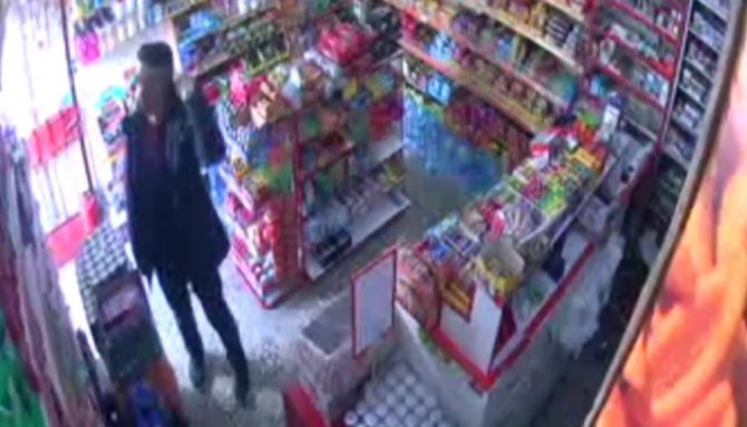 Çaldığı 5 bin 500 lirayı çorabına ve cebine koydu